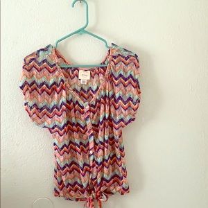 Woman multicolored tie at the waist top.